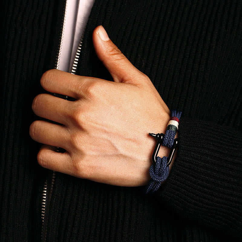 Rotes Schnurarmband mit Edelstahlschnalle für Glück und Schutz