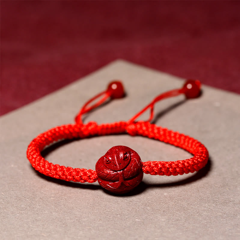 Rotes Zinnoberarmband mit chinesischem Sternzeichen zum Schutz