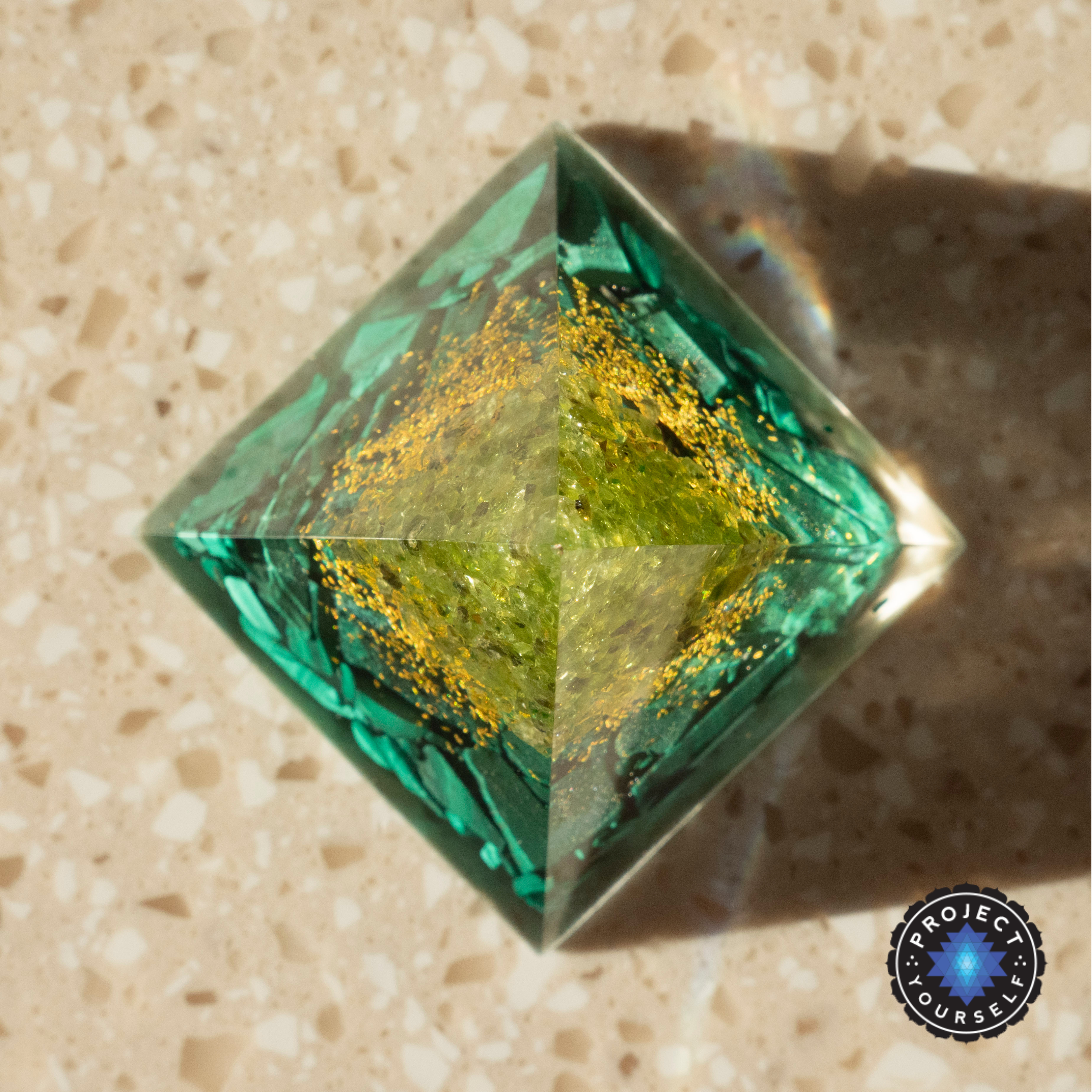 Sacred Love Forest Orgonpyramide mit Malachit und Peridot