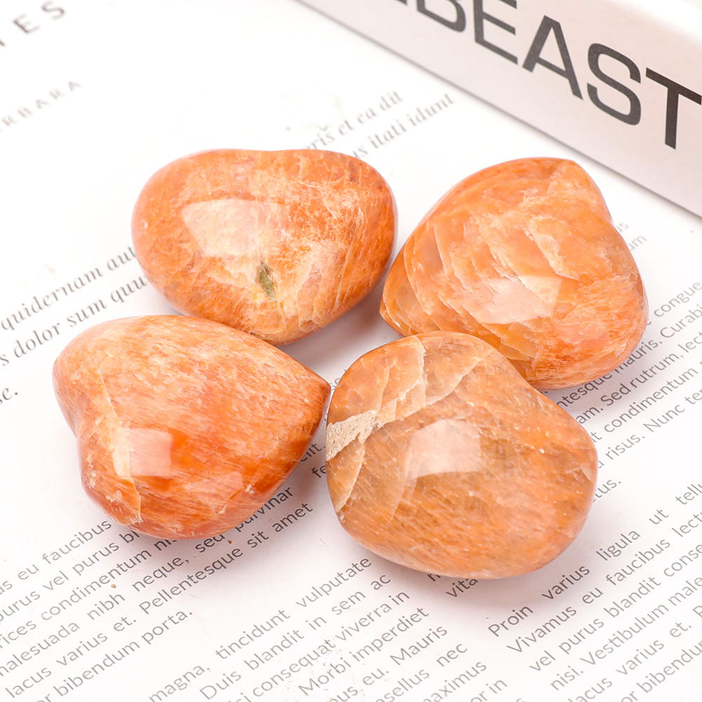 Set mit 4 Palmsteinen in Herzform aus Pfirsichmondstein