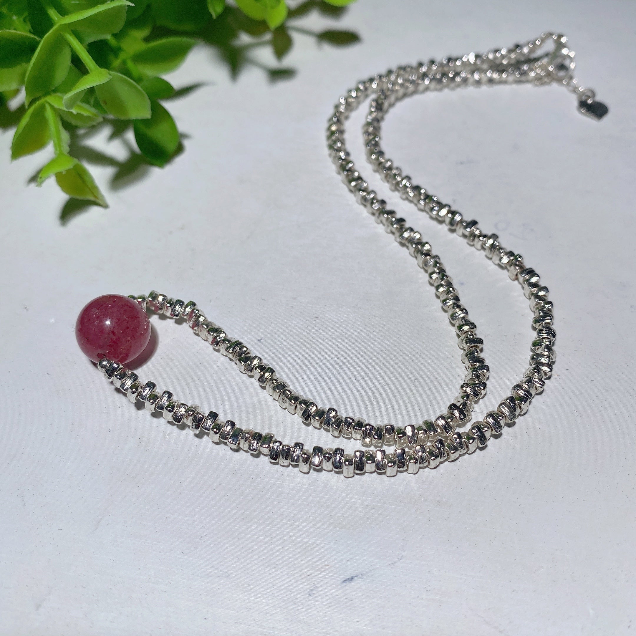 Heilende Halskette mit silbernen Kristallsplittern, ca. 19 cm