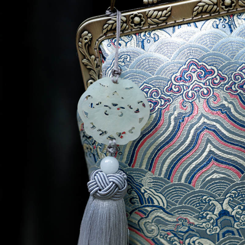 Kleine blaue Umhängetasche mit Meereswellen und Metallkette