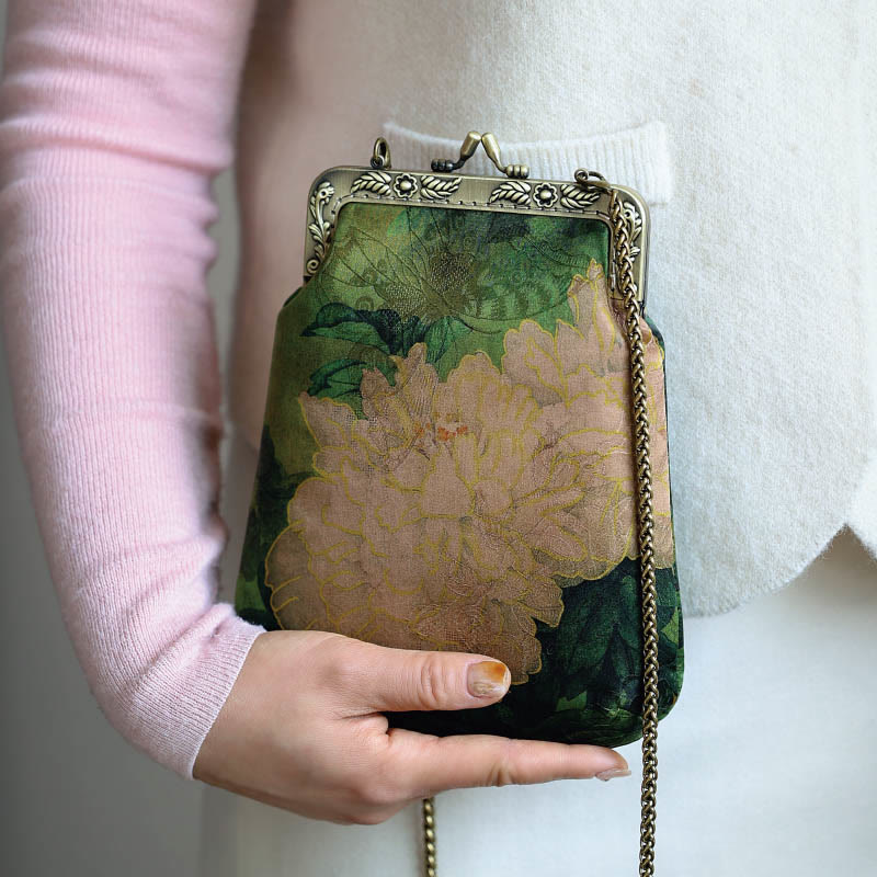 Kleine grüne Umhängetasche mit Pfingstrosen-Schmetterling und Metallkette