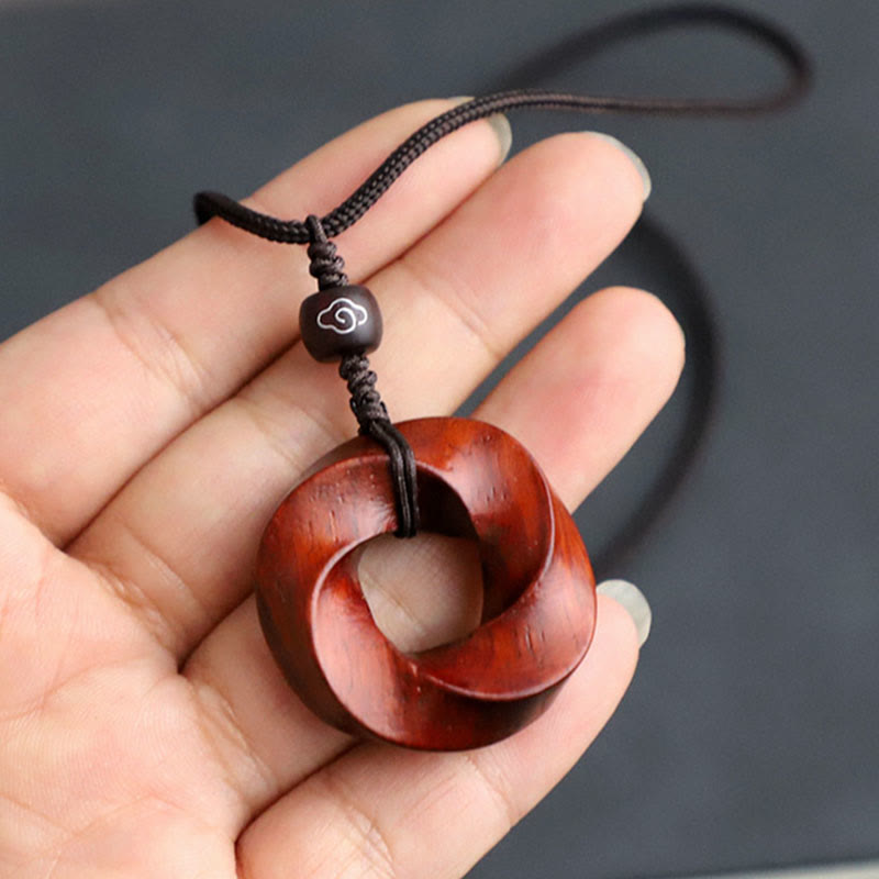 Spirituelle Halskette mit glückverheißenden Wolken aus rotem Sandelholz