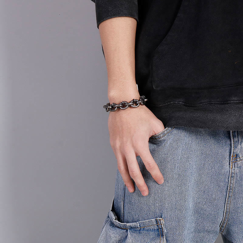 Spirituelles Armband aus Titanstahl mit quadratischen Nieten für Balance