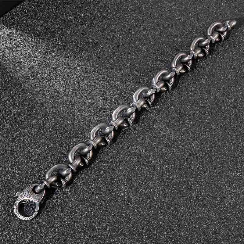 Spirituelles Armband aus Titanstahl mit quadratischen Nieten für Balance
