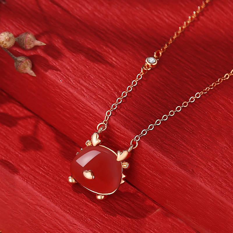 Drachenschmuck aus Sterlingsilber mit Hetian-Jade und rotem Achat