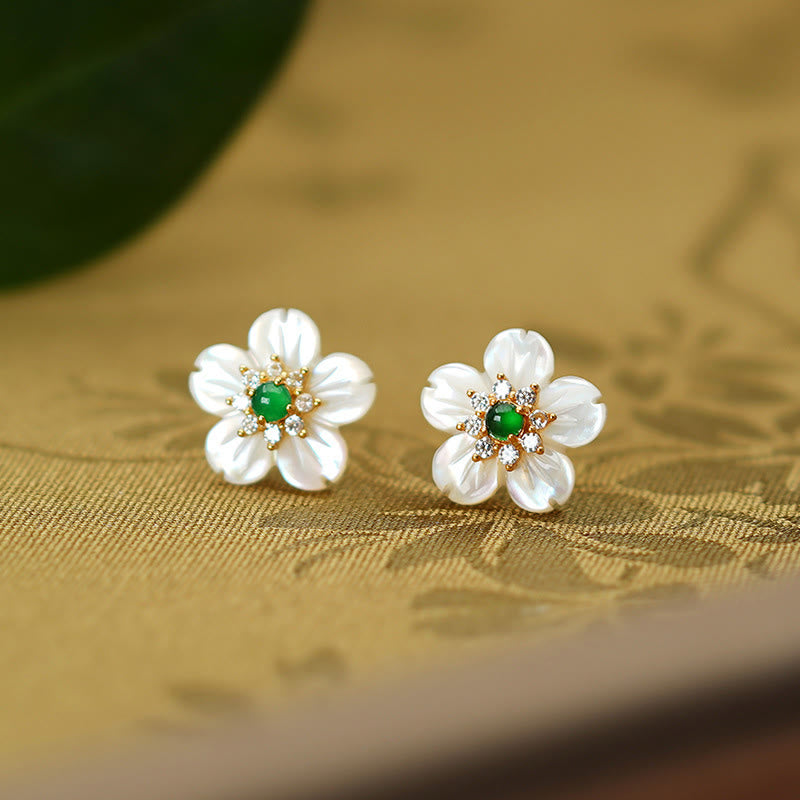 Ohrringe aus Sterlingsilber mit Jade und Tridacna-Blume