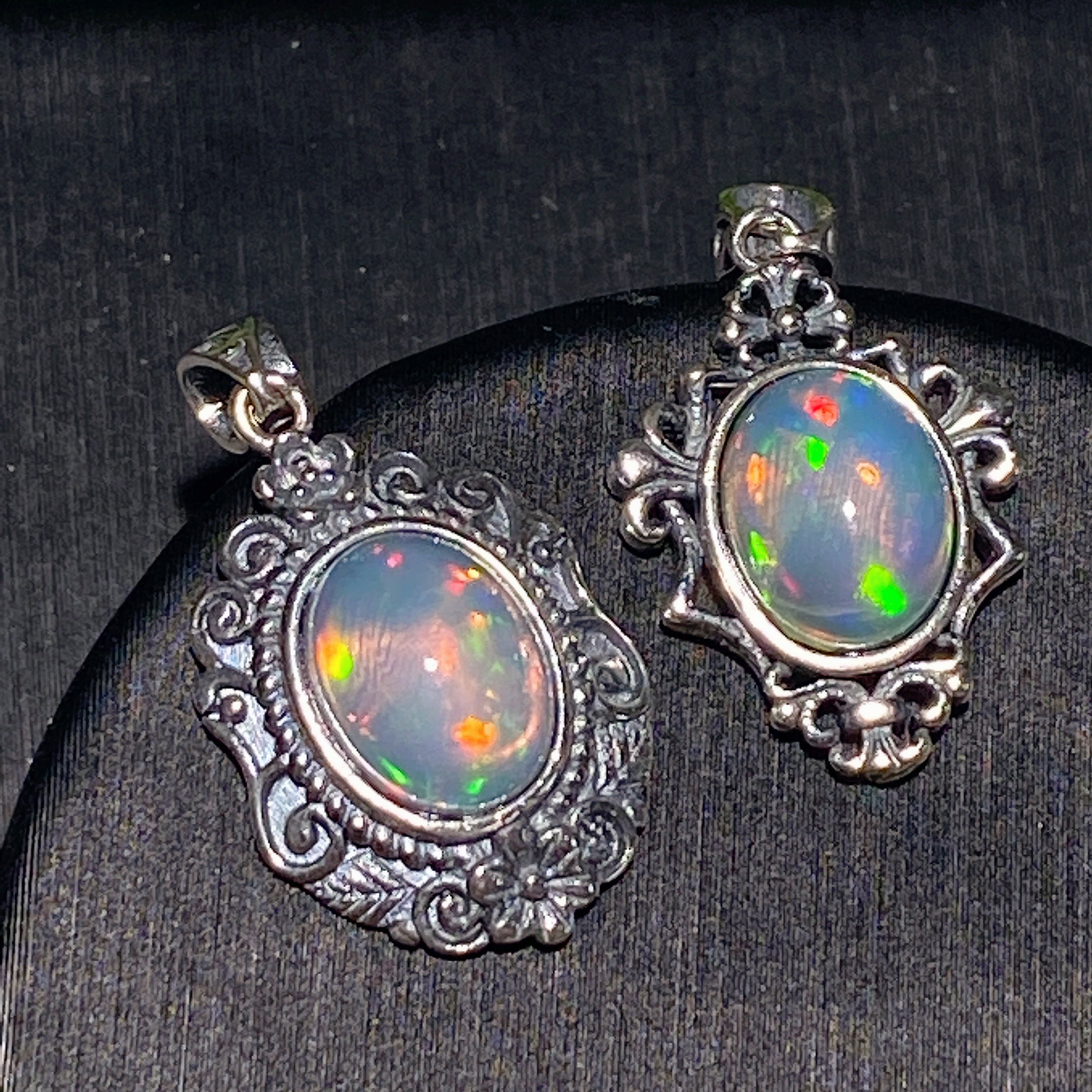 Spiritueller Anhänger aus Sterlingsilber mit Regenbogenopal, 20 mm