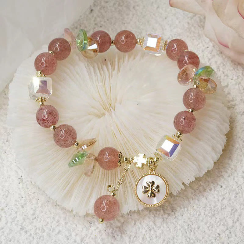 Spirituelles Armband mit Erdbeerquarz und vierblättrigem Kleeblatt