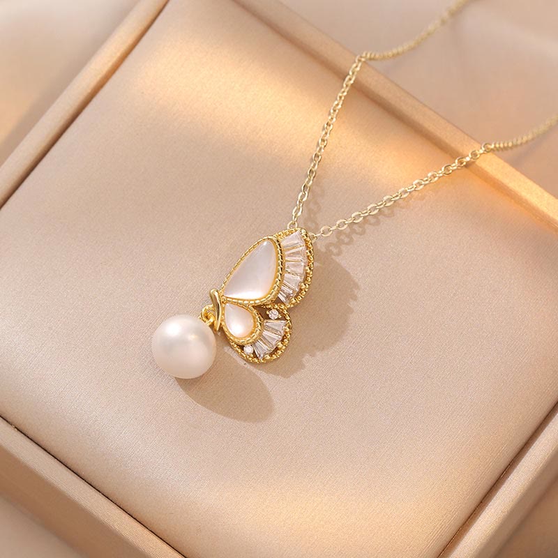 Heilender Schmucksatz mit Tridacna-Steinperlen und Schmetterlingen