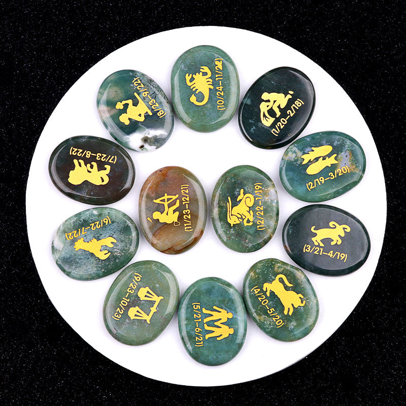 Set mit zwölf Kristall-Handsteinen mit Sternbildern