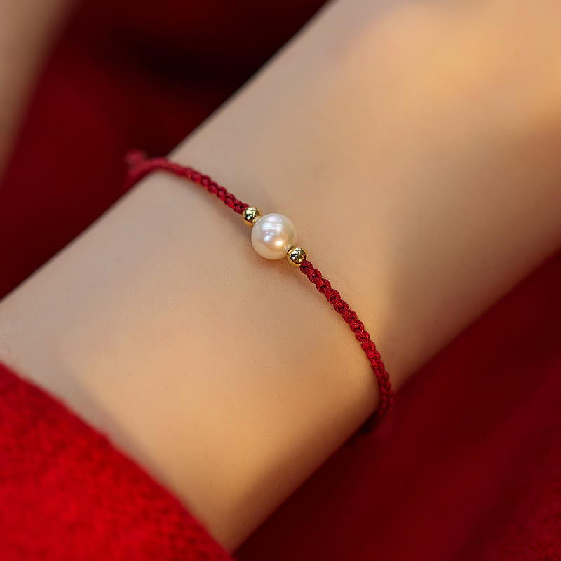 Unisex Perlenarmband mit Glücksbringer auf roter Schnur, 6 mm Perlen