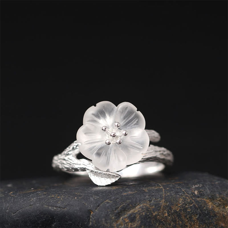 Verstellbarer Heilring mit weißem Kristallskelett und Blume