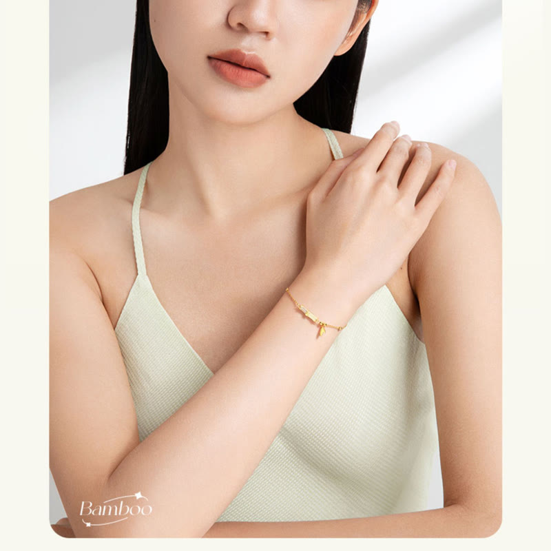 Schutzarmband aus weißer Jade mit 18 Karat vergoldetem Bambusblatt aus Silber