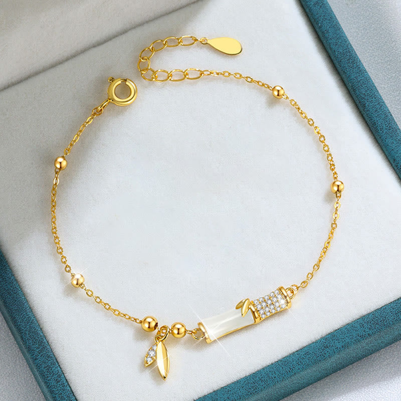 Schutzarmband aus weißer Jade mit 18 Karat vergoldetem Bambusblatt aus Silber