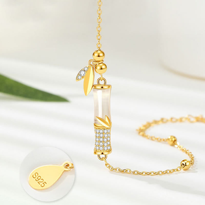 Schutzarmband aus weißer Jade mit 18 Karat vergoldetem Bambusblatt aus Silber