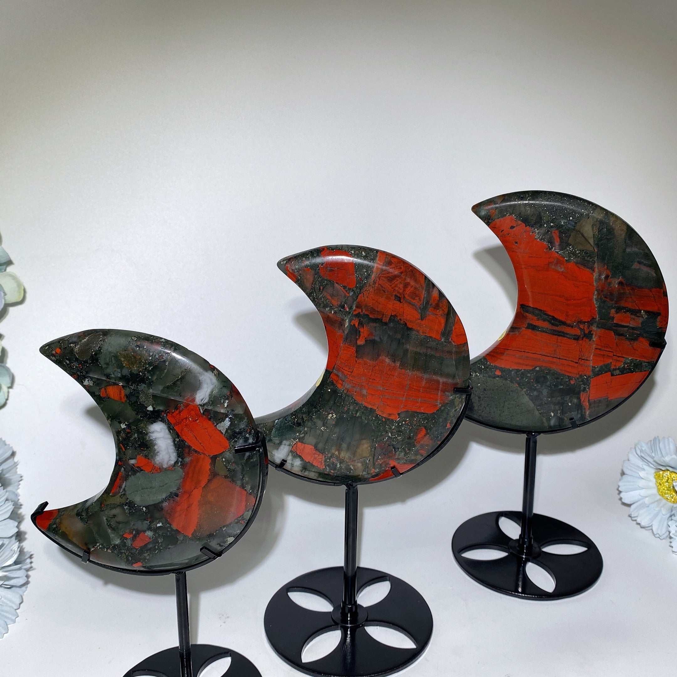 10–16 cm Blutstein-Kristallmond für Heilung und Energie