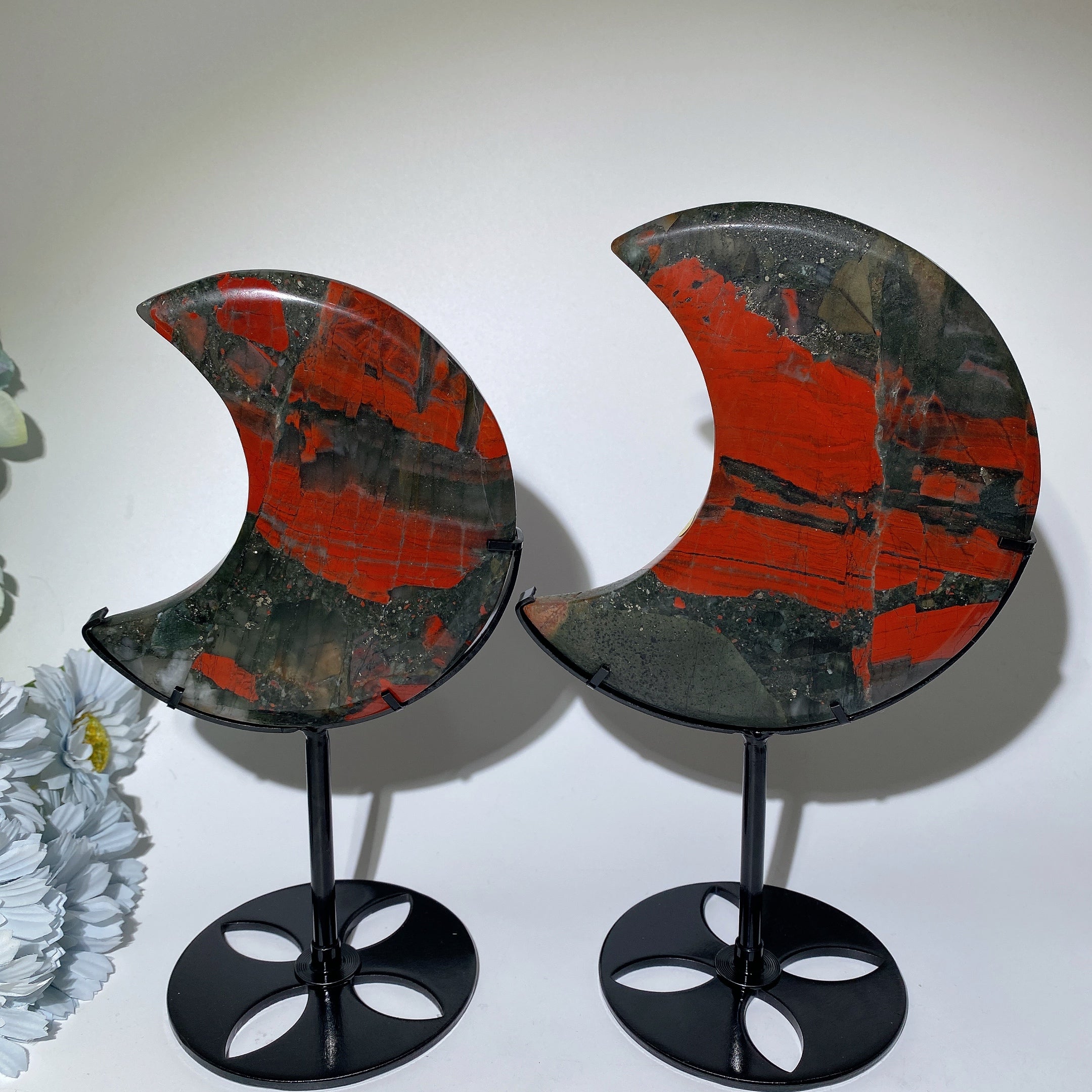 10–16 cm Blutstein-Kristallmond für Heilung und Energie