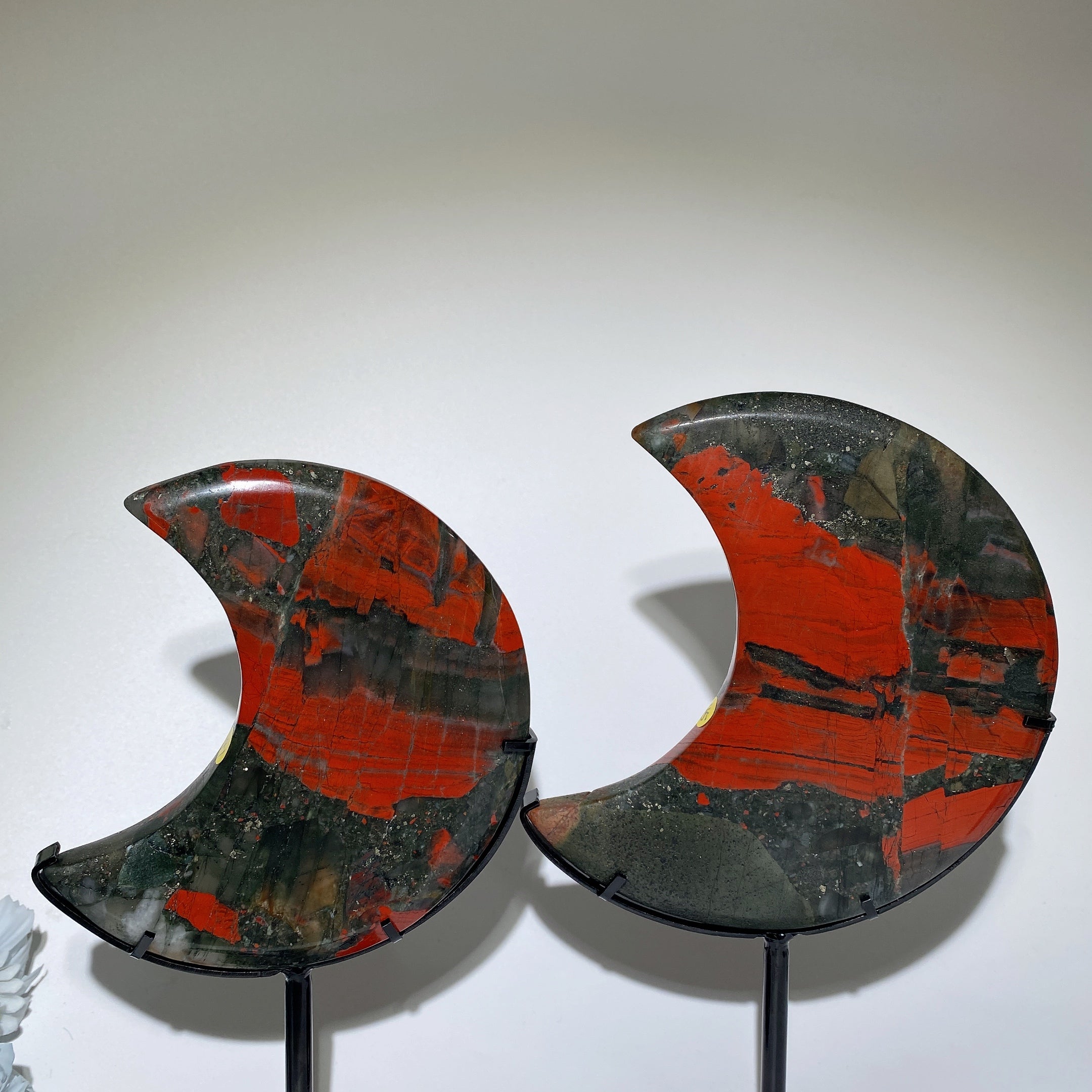 10–16 cm Blutstein-Kristallmond für Heilung und Energie