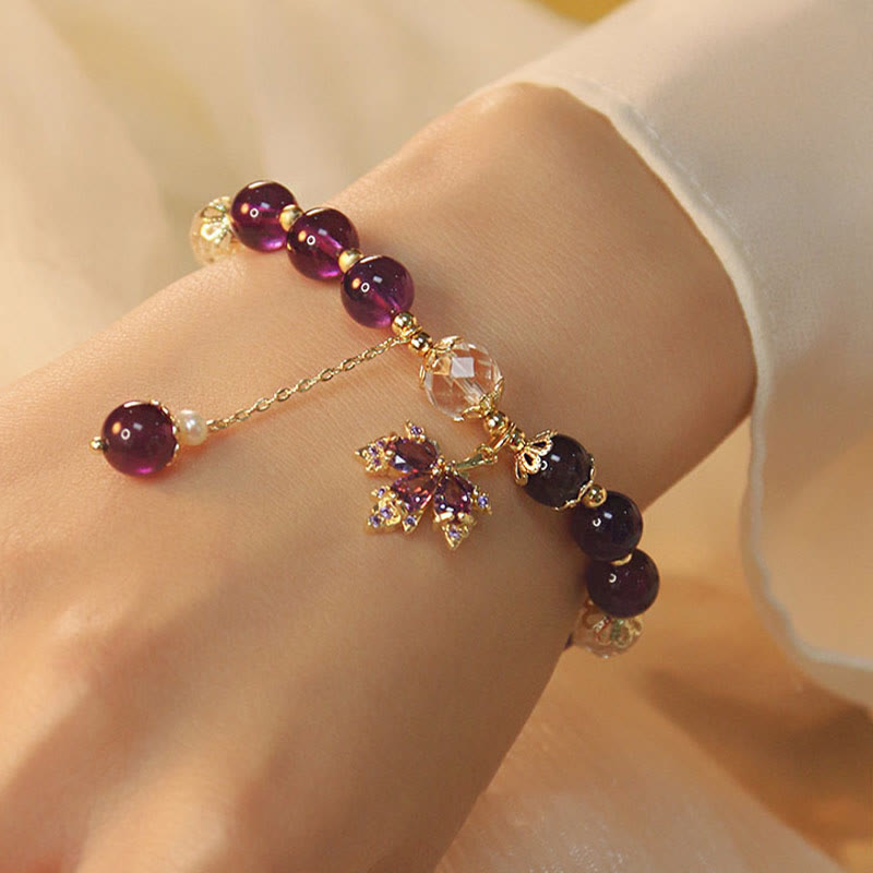 14 Karat vergoldetes Amethyst-Heilarmband mit Ahornblatt-Anhänger