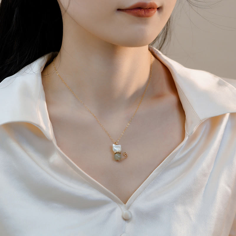 Halskette mit Glückskatzen-Anhänger aus Jade, 14 Karat vergoldet