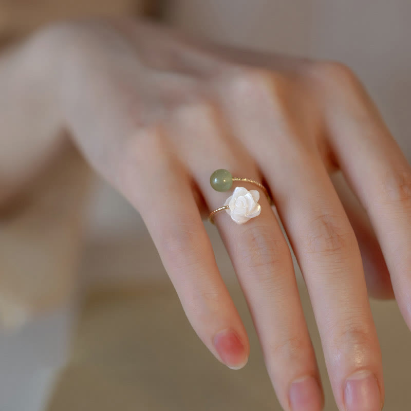 14 Karat vergoldeter Segensring aus Tridacna-Stein und Jade, verstellbar