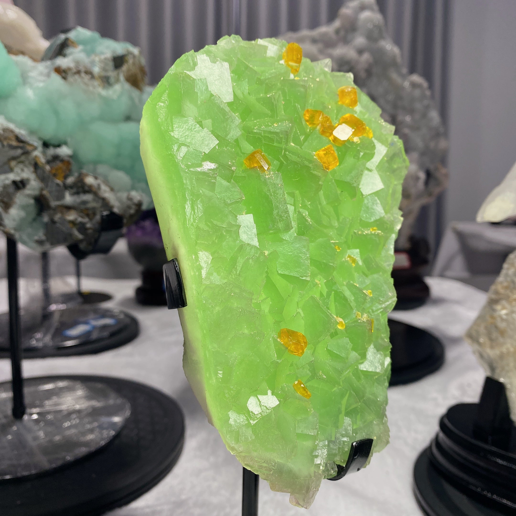 15 cm großes Exemplar eines grünen Fluoritkristalls mit Baryt auf Ständer