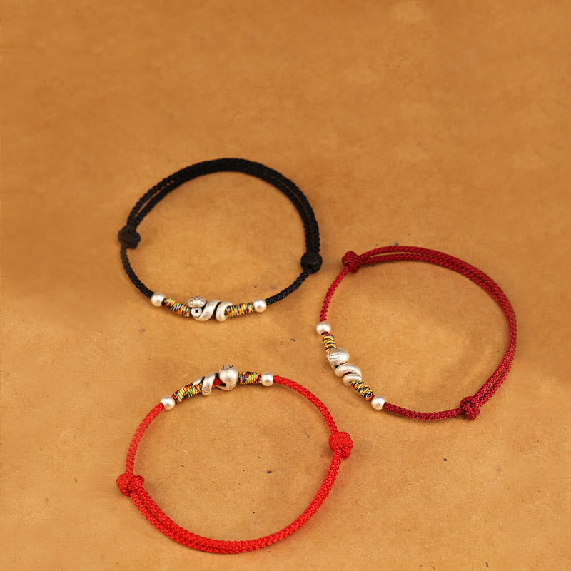 Fußkettchen mit Schlangenmotiv aus Sterlingsilber mit roter Schnur