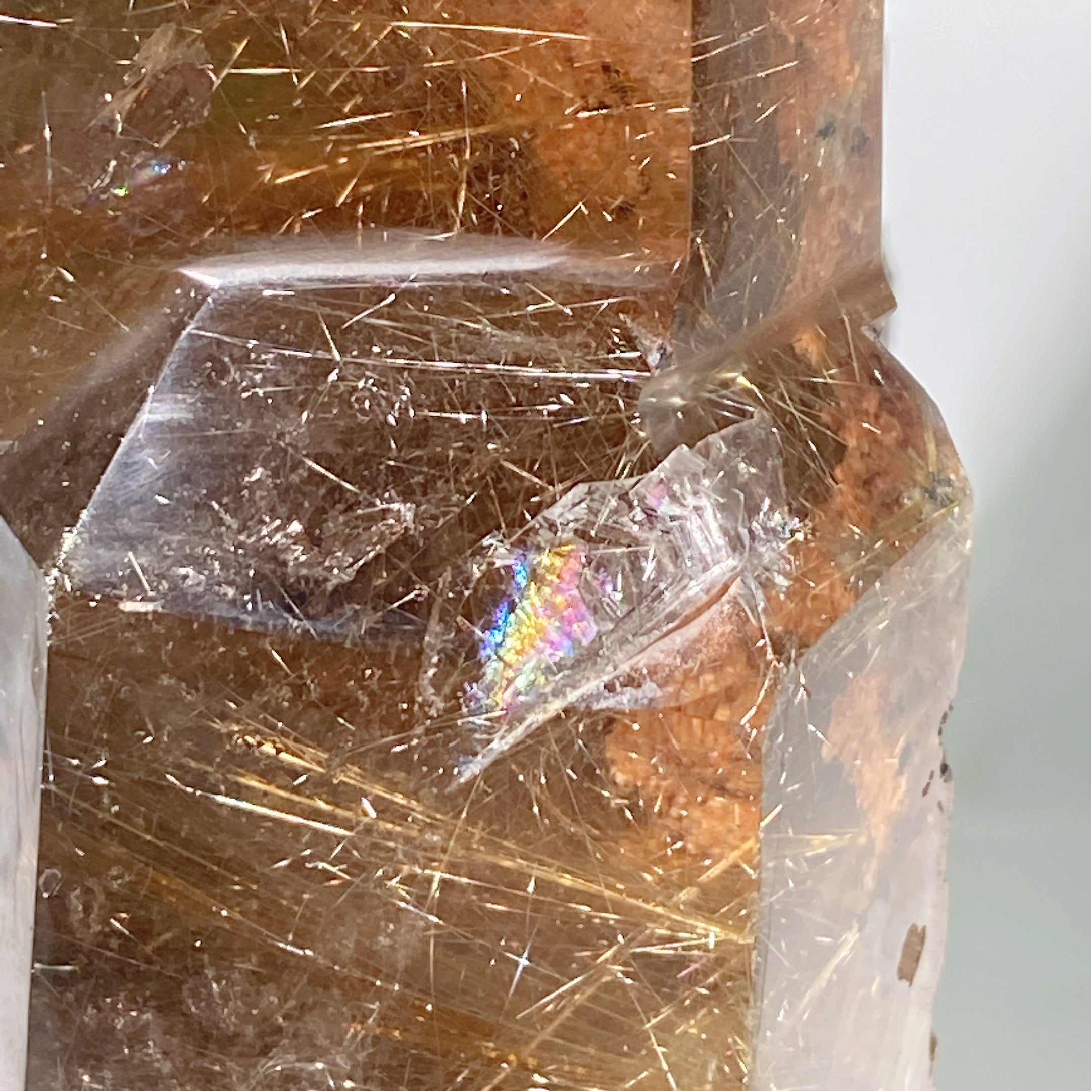 18 cm goldener Rutilquarz-Kristallturm mit Ständer