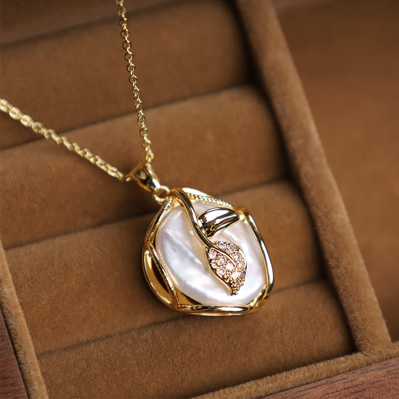 18 Karat vergoldete Kupferkette mit Barockperlen und Blumenanhänger für Aufrichtigkeit