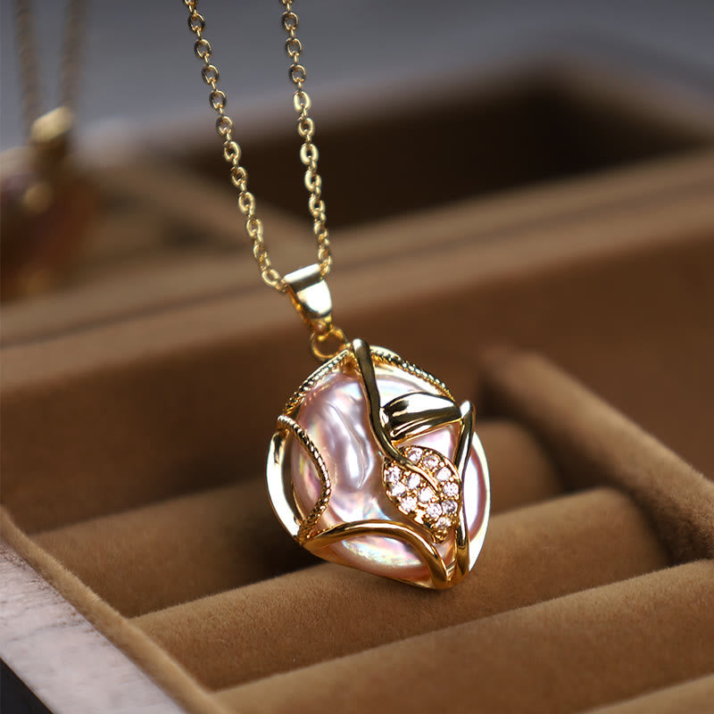 18 Karat vergoldete Kupferkette mit Barockperlen und Blumenanhänger für Aufrichtigkeit