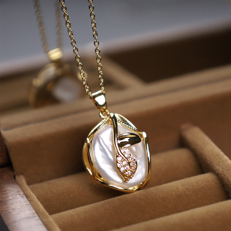 18 Karat vergoldete Kupferkette mit Barockperlen und Blumenanhänger für Aufrichtigkeit