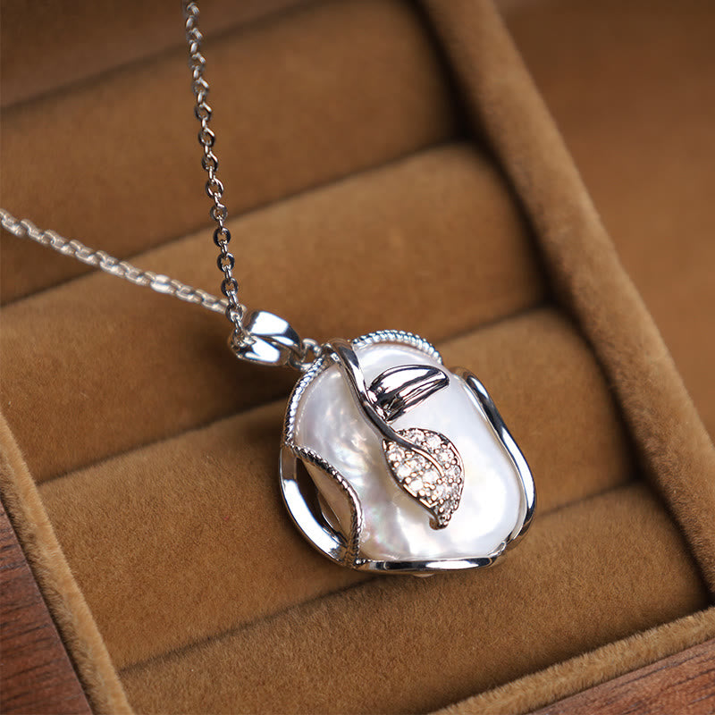 18 Karat vergoldete Kupferkette mit Barockperlen und Blumenanhänger für Aufrichtigkeit