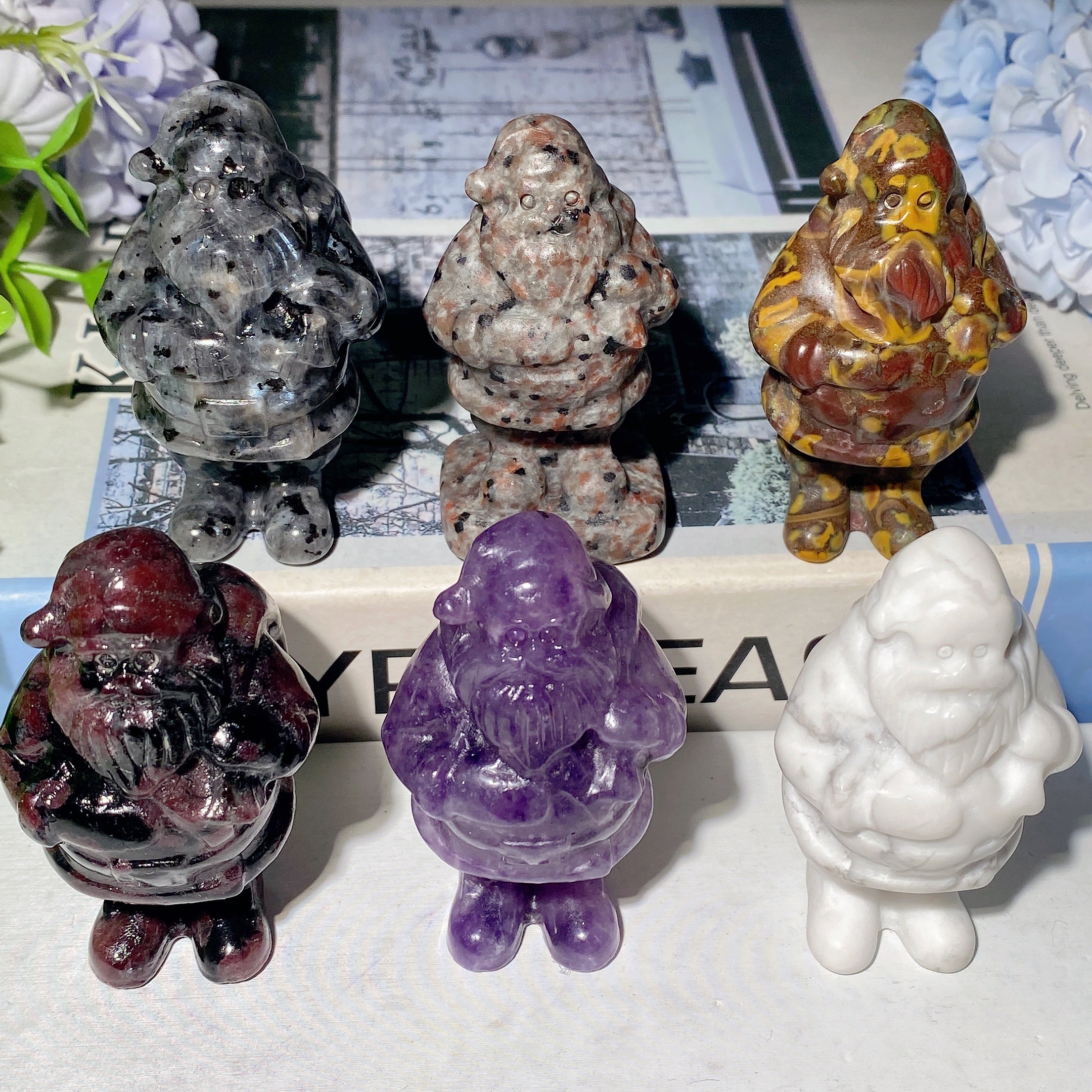2,3 Zoll gemischte Kristall-Weihnachtsmannfiguren zur Heilung