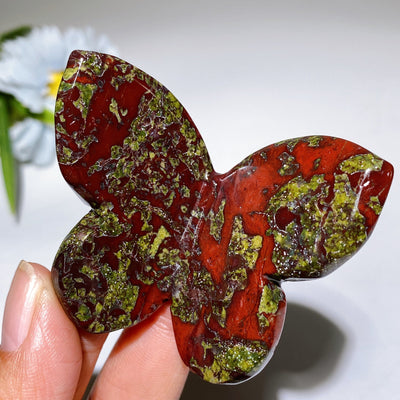 2,4 Zoll Drachenblut Schmetterling Schnitzerei Kristall Figur