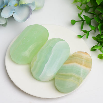 2,6 Zoll großer karibischer Calcit-Heilpalmenstein zur Meditation