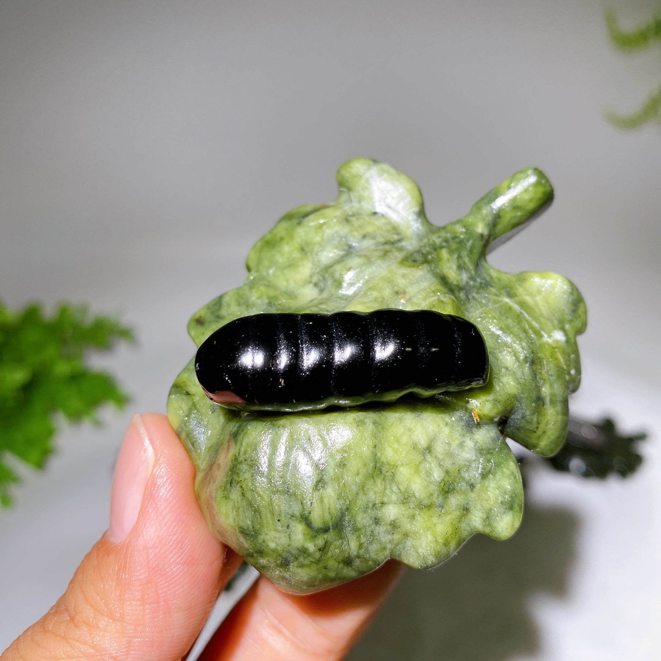 2,7 Zoll Kristall-Seidenraupe auf Serpentinenblatt-Figur