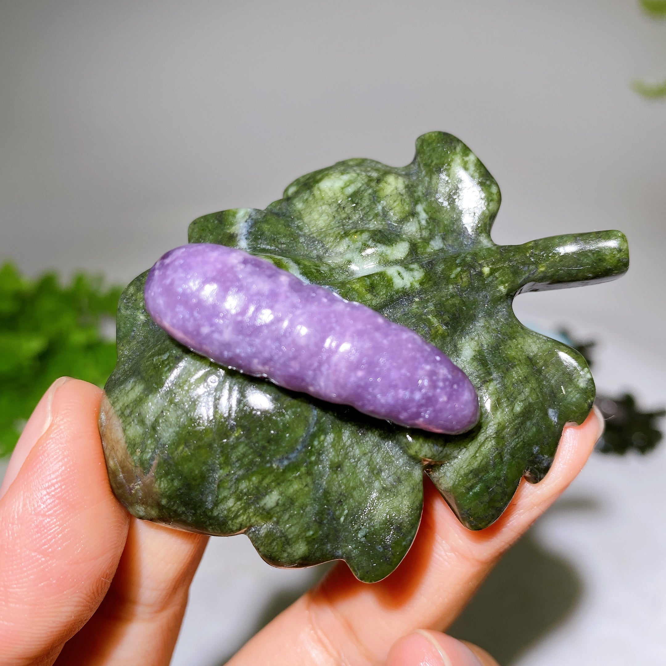 2,7 Zoll Kristall-Seidenraupe auf Serpentinenblatt-Figur