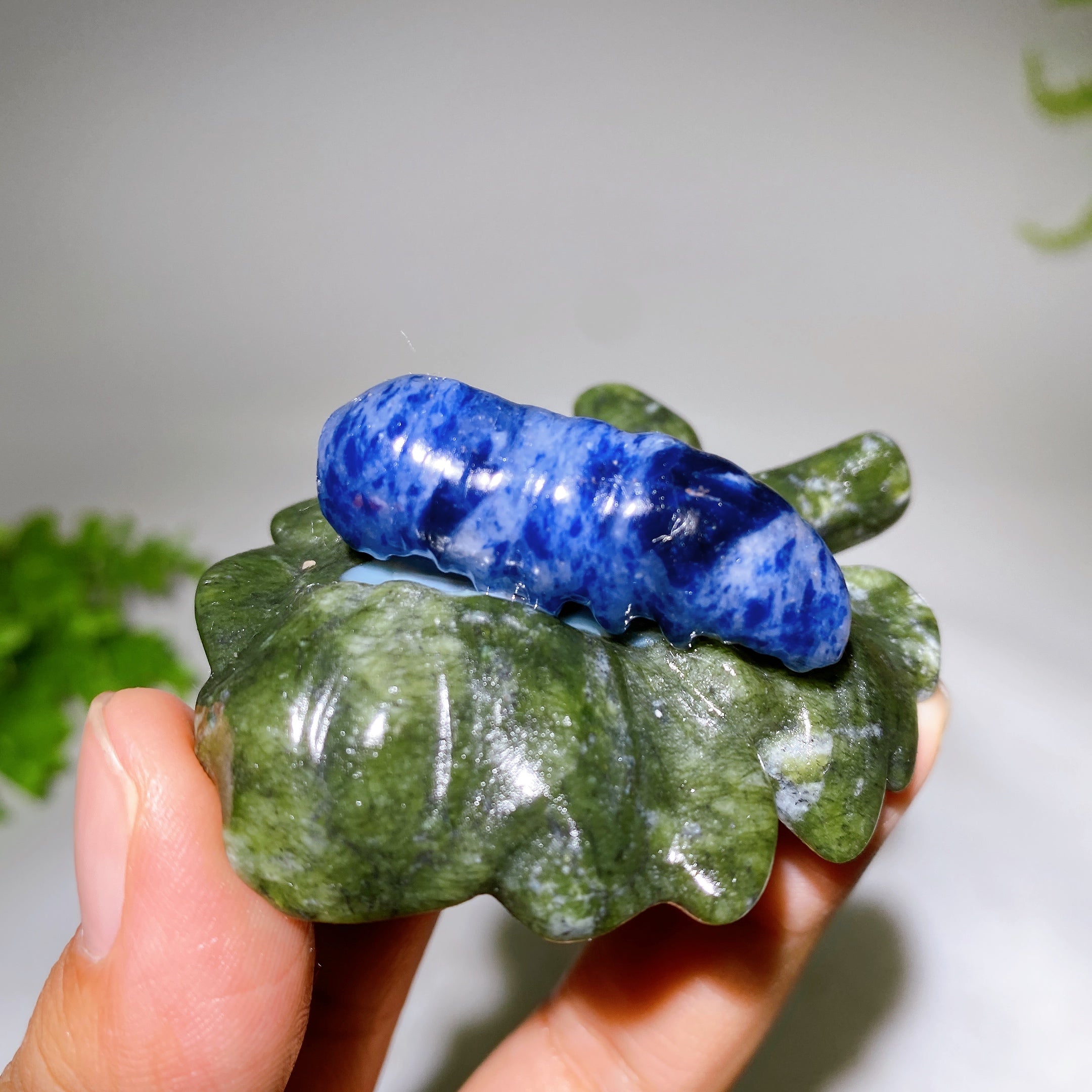 2,7 Zoll Kristall-Seidenraupe auf Serpentinenblatt-Figur