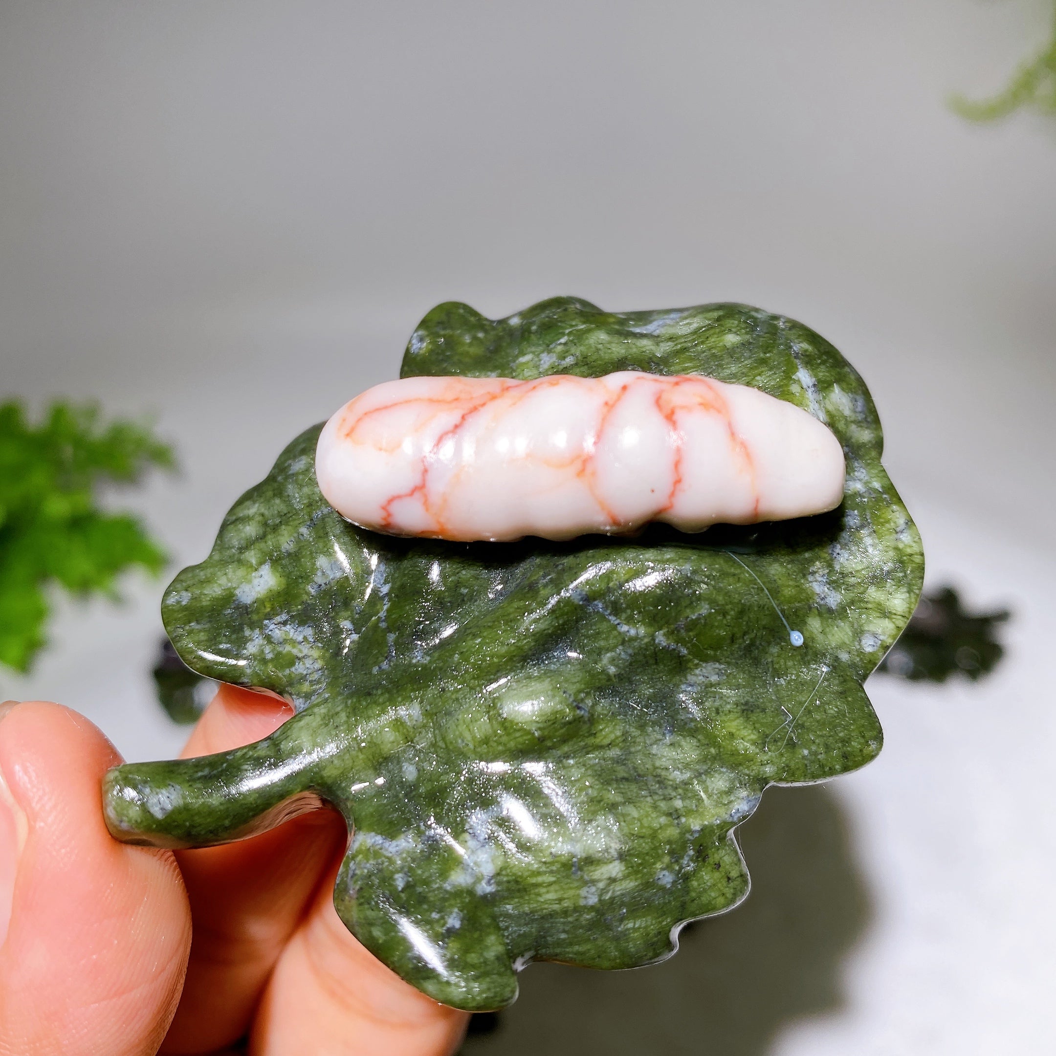 2,7 Zoll Kristall-Seidenraupe auf Serpentinenblatt-Figur