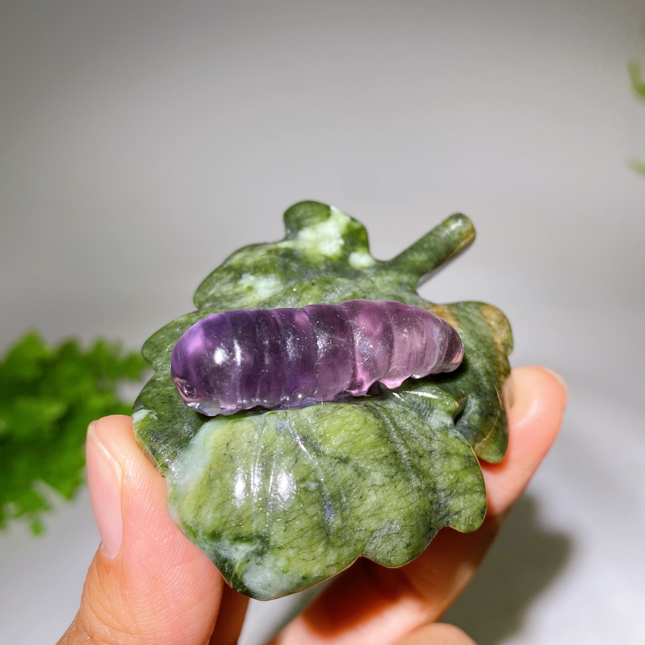 2,7 Zoll Kristall-Seidenraupe auf Serpentinenblatt-Figur