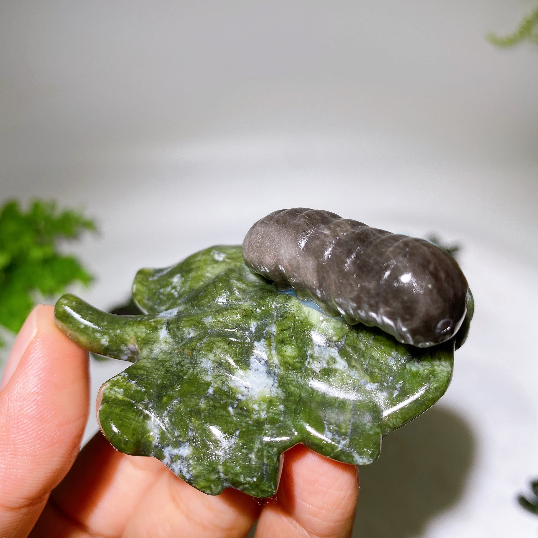 2,7 Zoll Kristall-Seidenraupe auf Serpentinenblatt-Figur