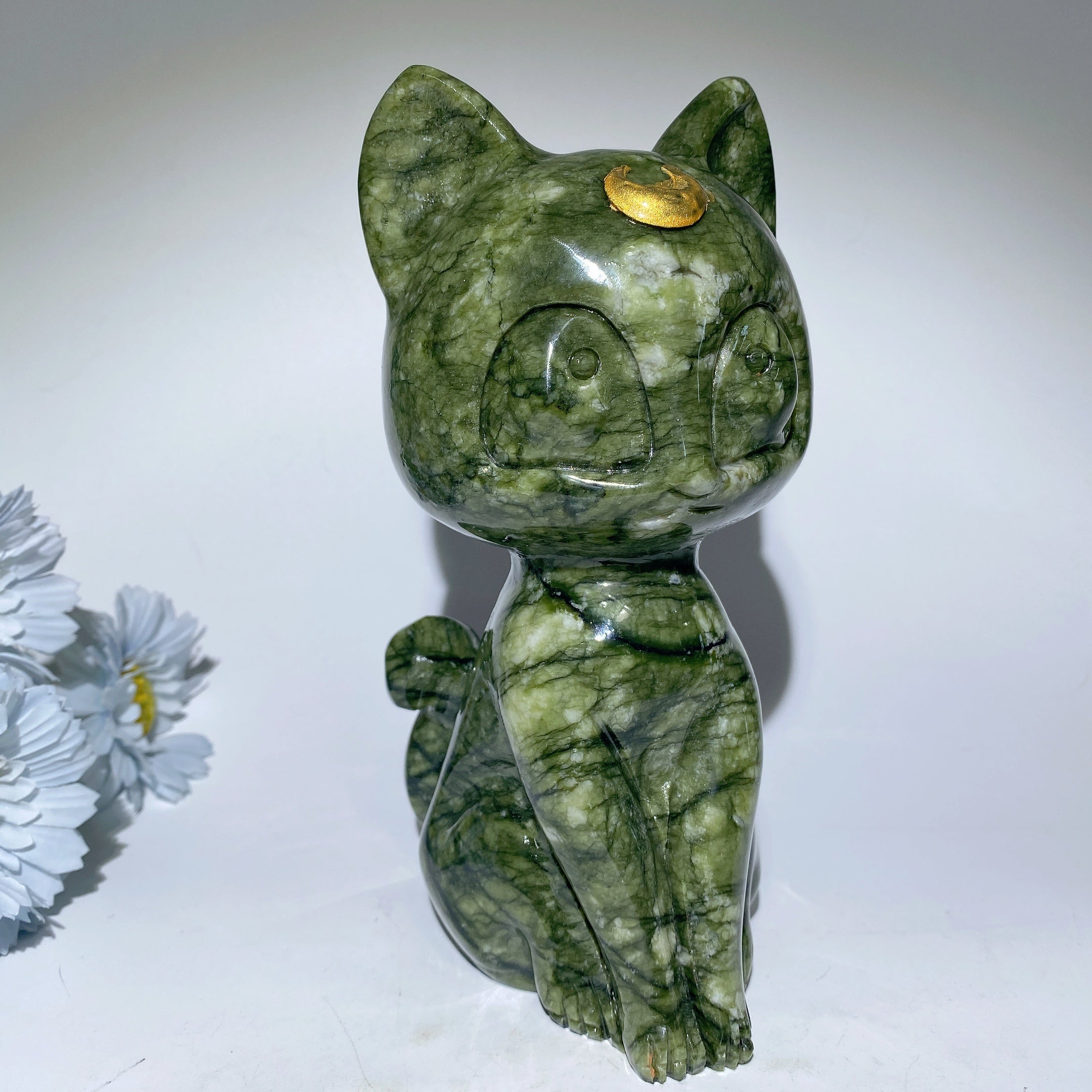 20 cm große Kristallfigur mit Katzenschnitzerei aus Zebrajaspis und Serpentin