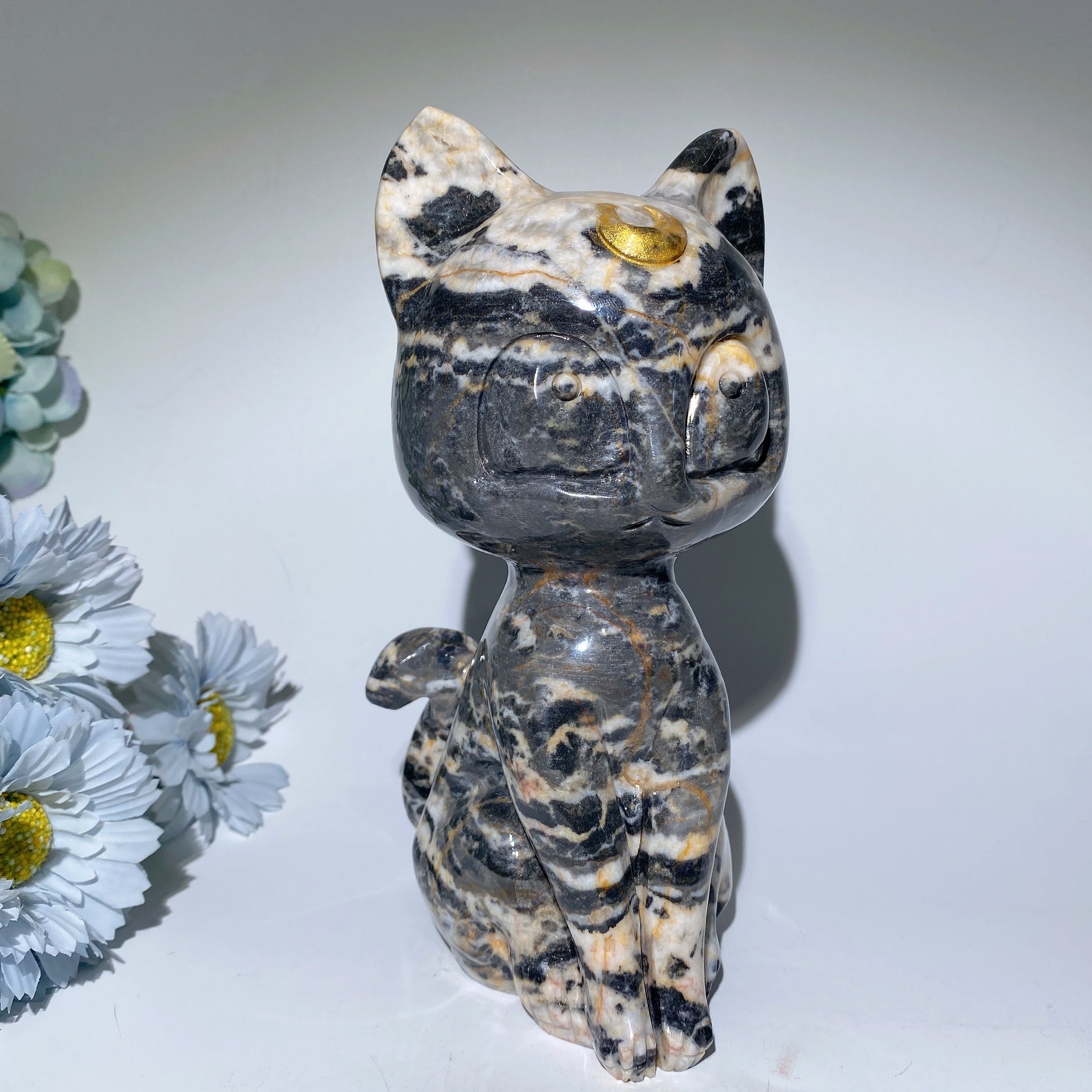 20 cm große Kristallfigur mit Katzenschnitzerei aus Zebrajaspis und Serpentin