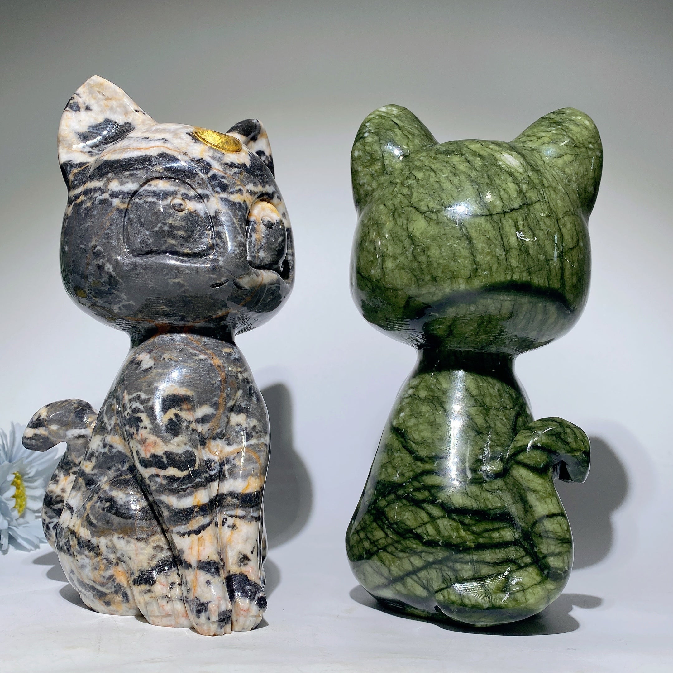 20 cm große Kristallfigur mit Katzenschnitzerei aus Zebrajaspis und Serpentin
