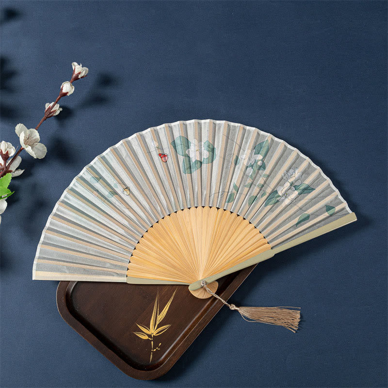 21 cm großer chinesischer Faltfächer mit Lotus-, Begonien- und Jasmin-Motiven im Bambusrahmen
