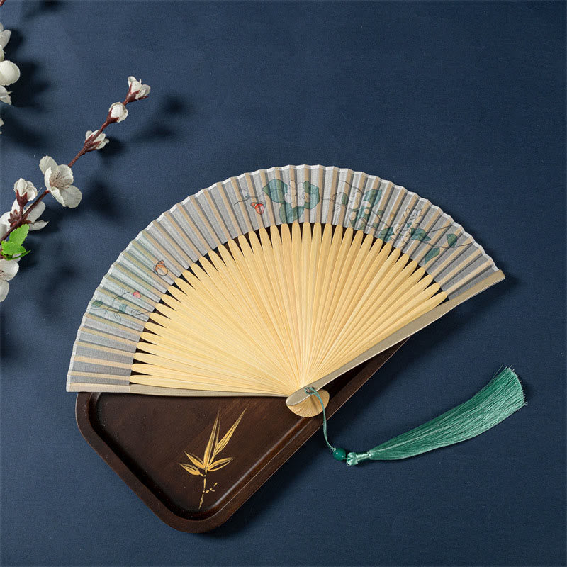 21 cm großer chinesischer Faltfächer mit Lotus-, Begonien- und Jasmin-Motiven im Bambusrahmen