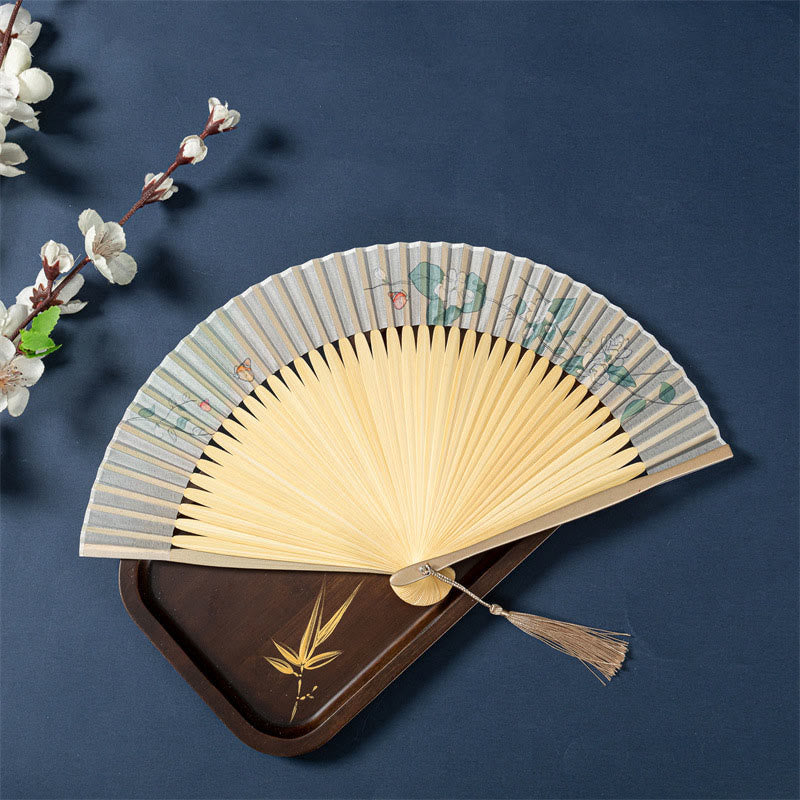 21 cm großer chinesischer Faltfächer mit Lotus-, Begonien- und Jasmin-Motiven im Bambusrahmen