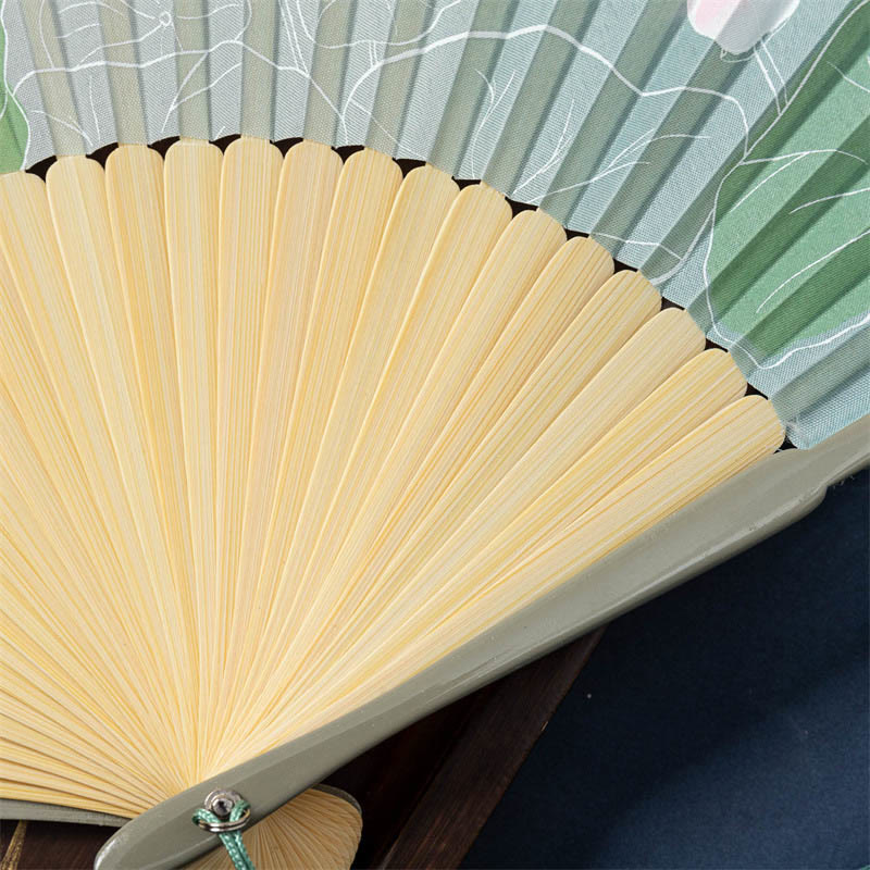 21 cm großer chinesischer Faltfächer mit Lotus-, Begonien- und Jasmin-Motiven im Bambusrahmen